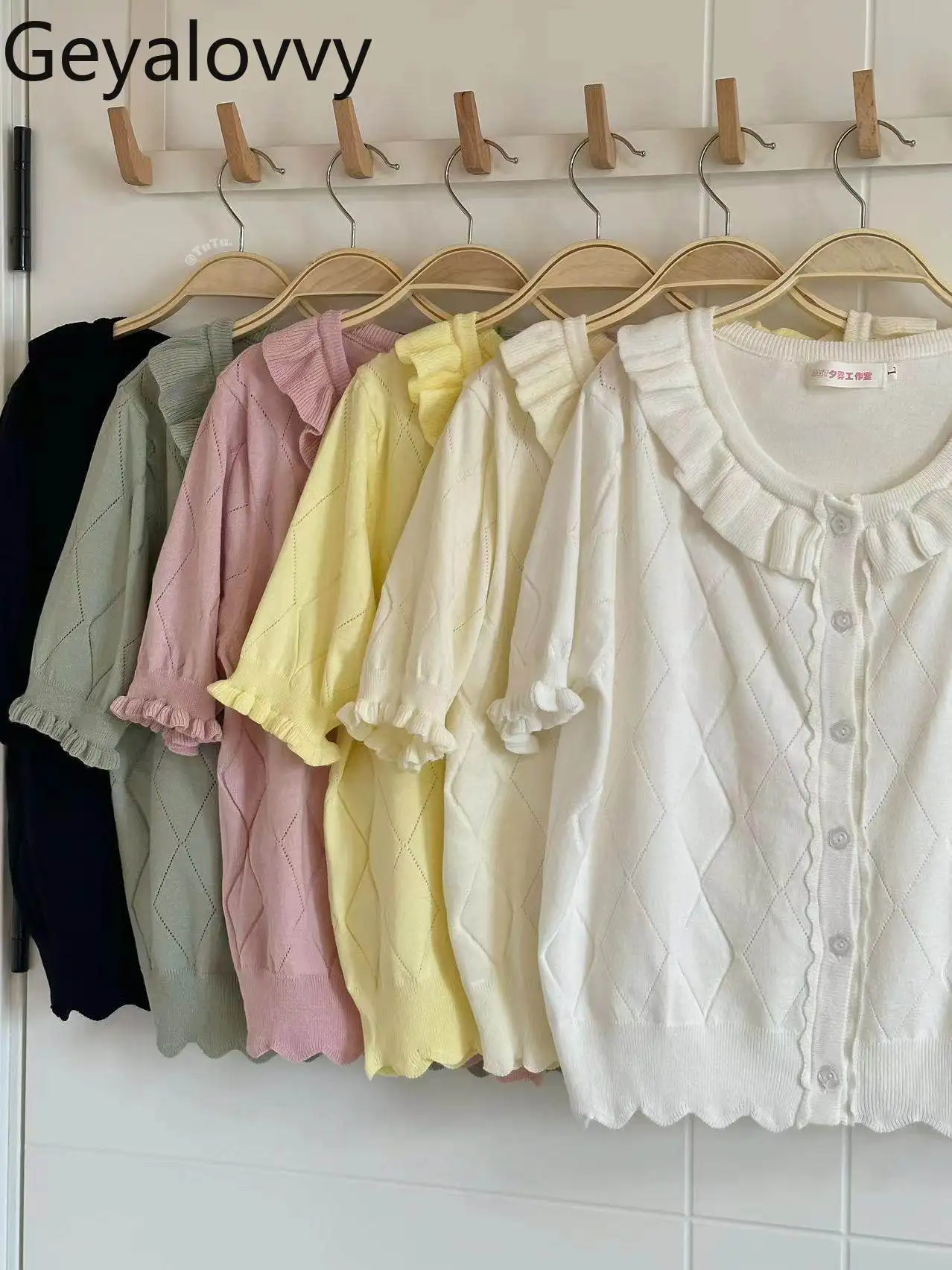 

Оригинальный вязаный топ в стиле Лолита для девочек, весенне-летний, с короткими рукавами, тонкий ажурный кардиган на одной пуговице с оборками по краю