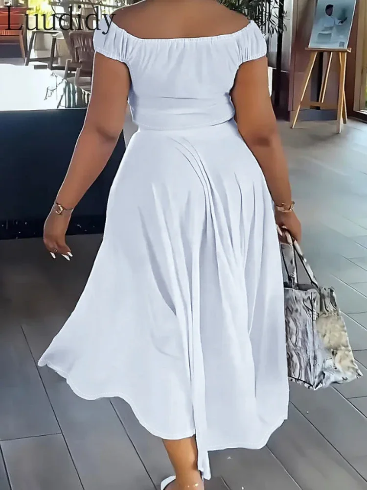 

Комплект из двух предметов: топ с открытыми плечами и рюшами и повседневная расклешенная юбка с высокой талией