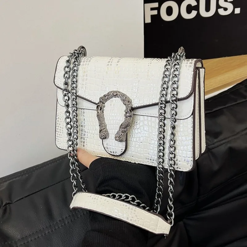 

Новая высококачественная модная женская сумка на одно плечо на осень и зиму, универсальная сумка через плечо с цепочкой и маленькая квадратная сумка.