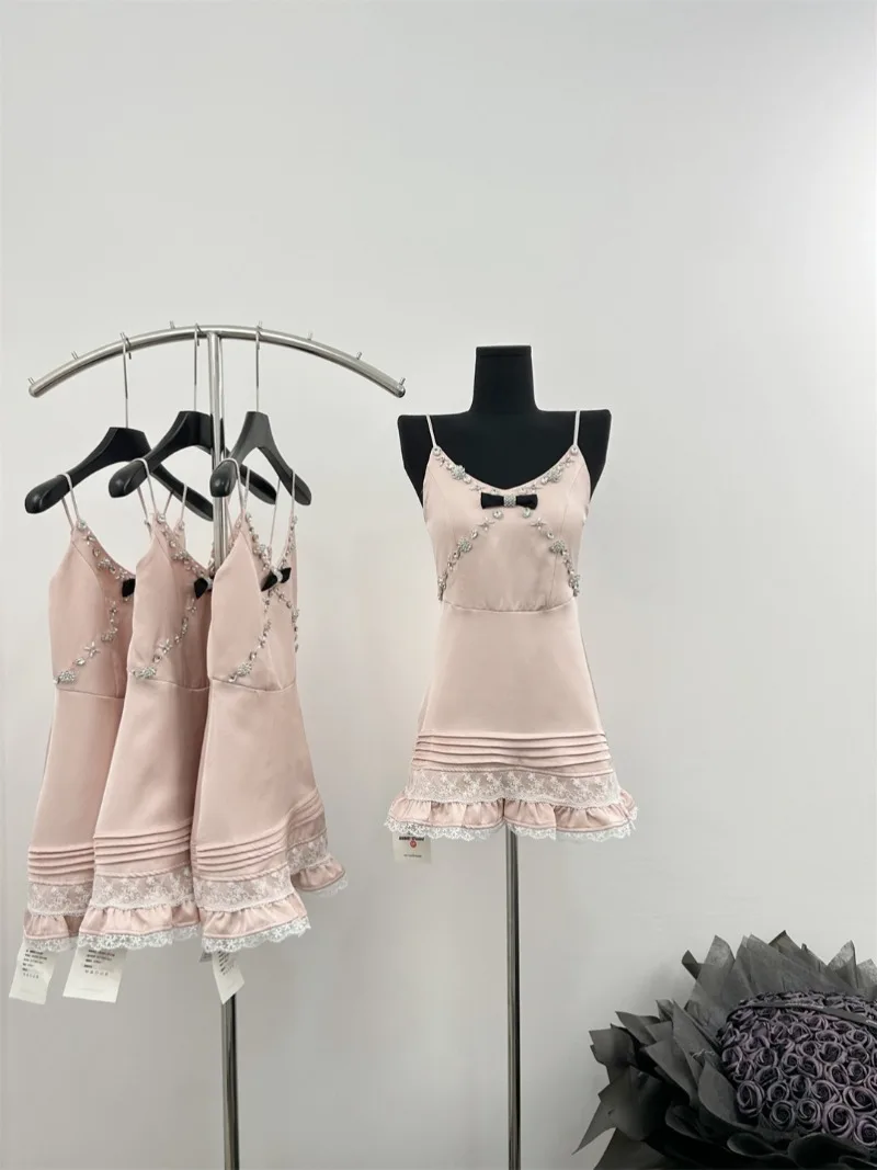 Słodki gorąca dziewczyna różowy satynowy kryształ górski sukienka na ramiączkach damski letni dekolt w szpic Slim Fit koronkowa krótka sukienka ubrania damskie