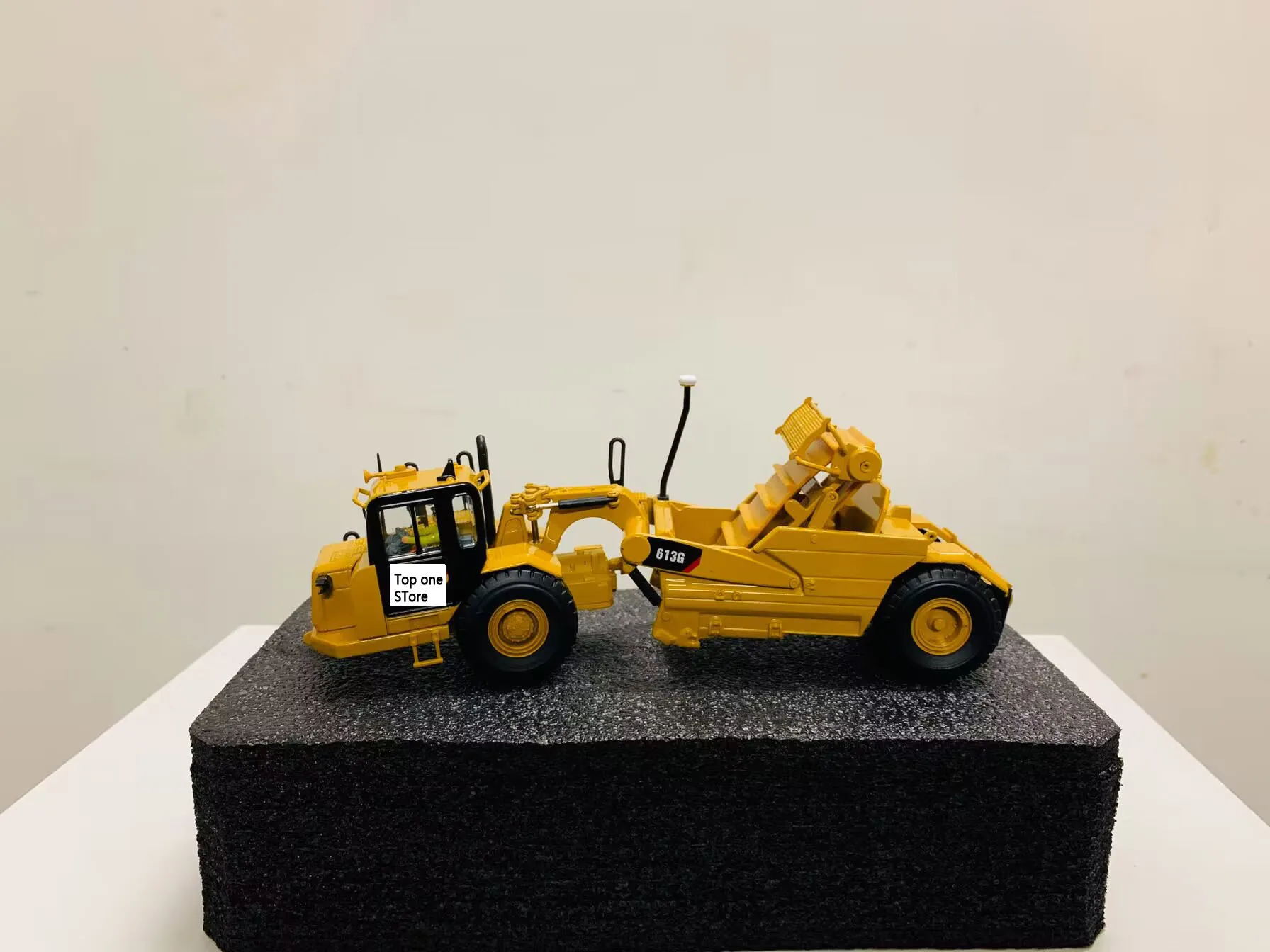 

DM 613G WHEEL TRACTOR-SCRAPER 1/50 SCALE METAL BY DIECAST MASTERS 85235 NEW IN BOX