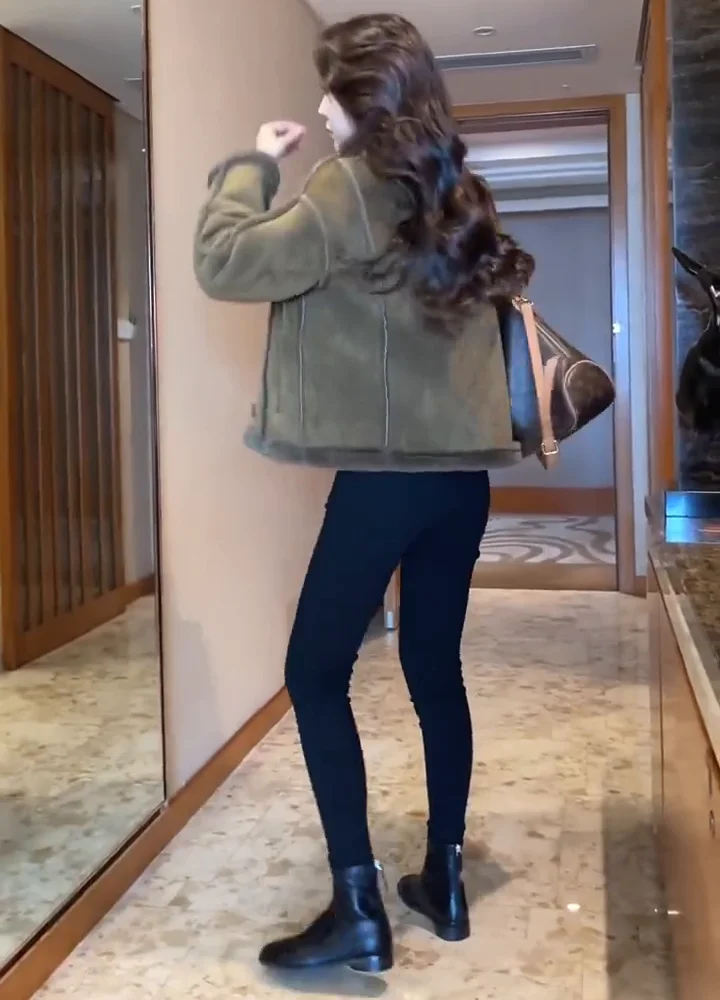 Casaco de Inverno Feminino Elegante e Versátil de Couro e Pele Integrados, Popular entre Influenciadores