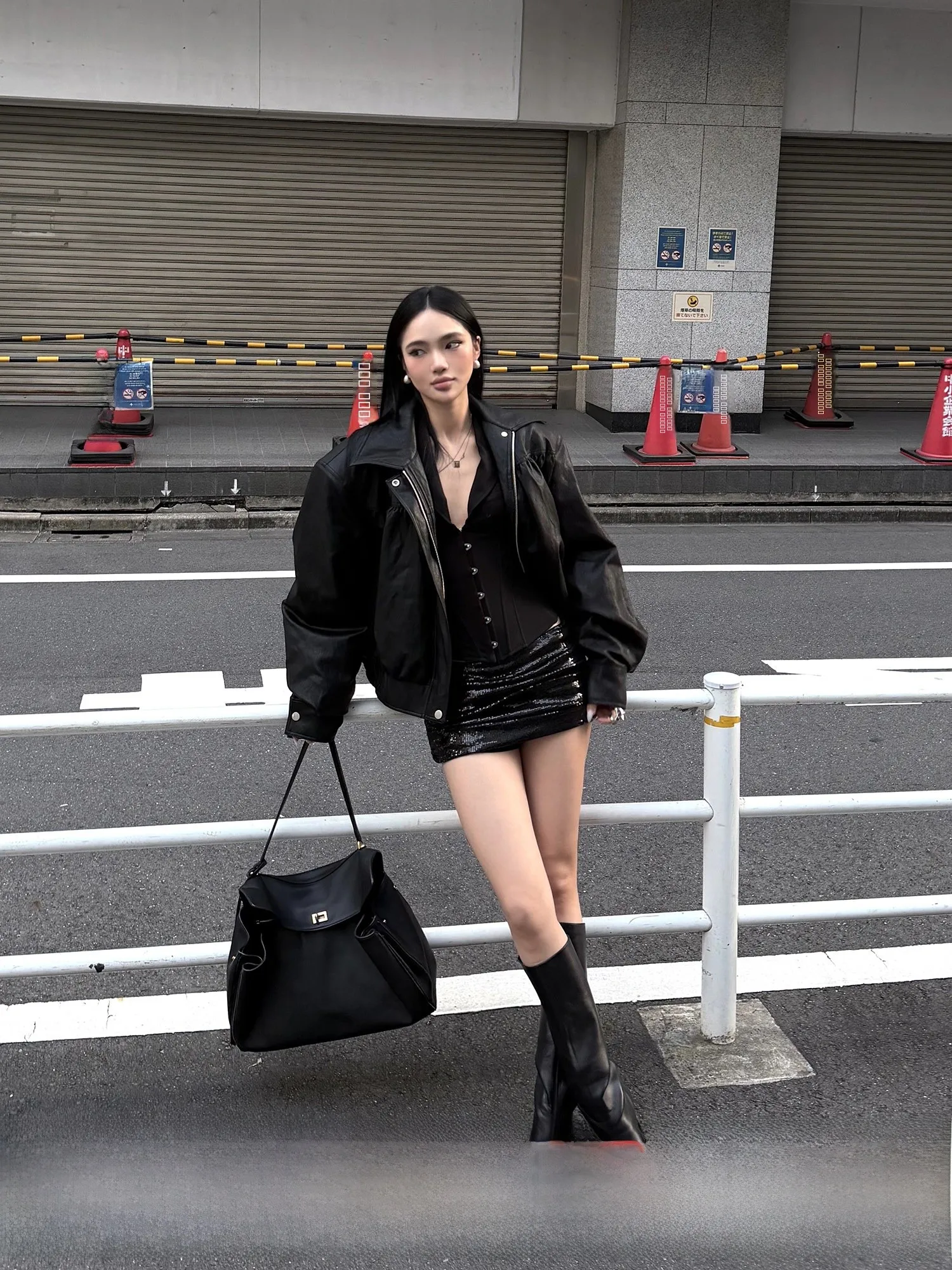 

Rovente Modern Bla Leather Jaet down Coat Women Winter Pleated Waist in Thiened ort Cotton Outerwear Casual Loose Fit