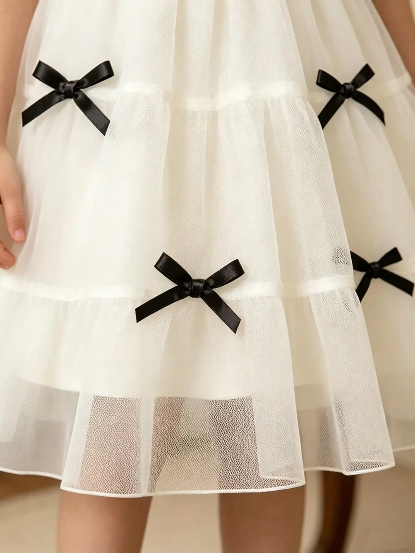 Vorschulmädchen-Kleid mit Schleifendekoration, Sonnenrock, plissiertem Schulterträger, mehrlagigem Design, hautfreundlichem Stoff, unverzichtbares Kleid für die Babygarderobe. – Detail 7