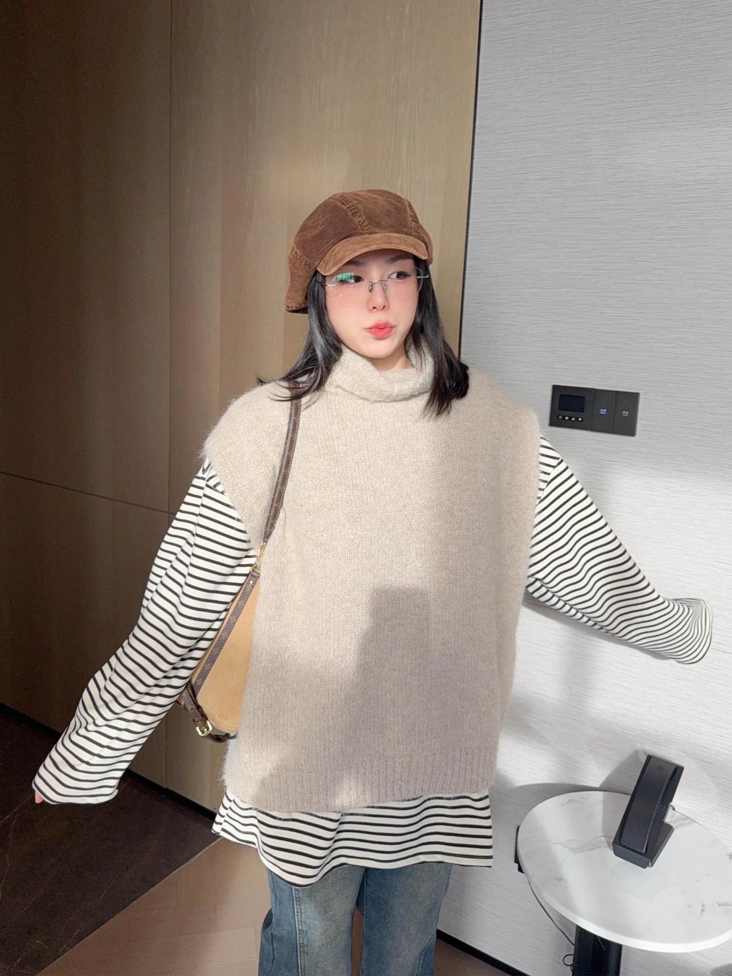 

Теплый шерстяной вязаный жилет с высоким воротником VOGANA: Модная женская одежда больших размеров, уютный вязаный трикотаж