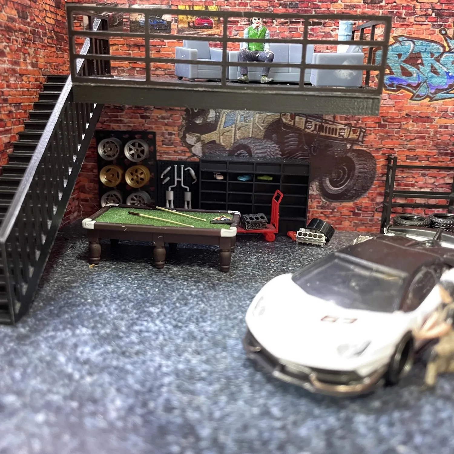 1:64 Garage Scene Tire Rack Tool Table Red Brick Graffiti American Garage Props Decoration Display