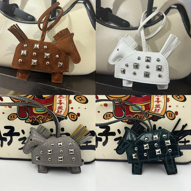 Accesorio de moda para bolso: Colgante de potro de cuero PU cosido a mano con remaches plateados