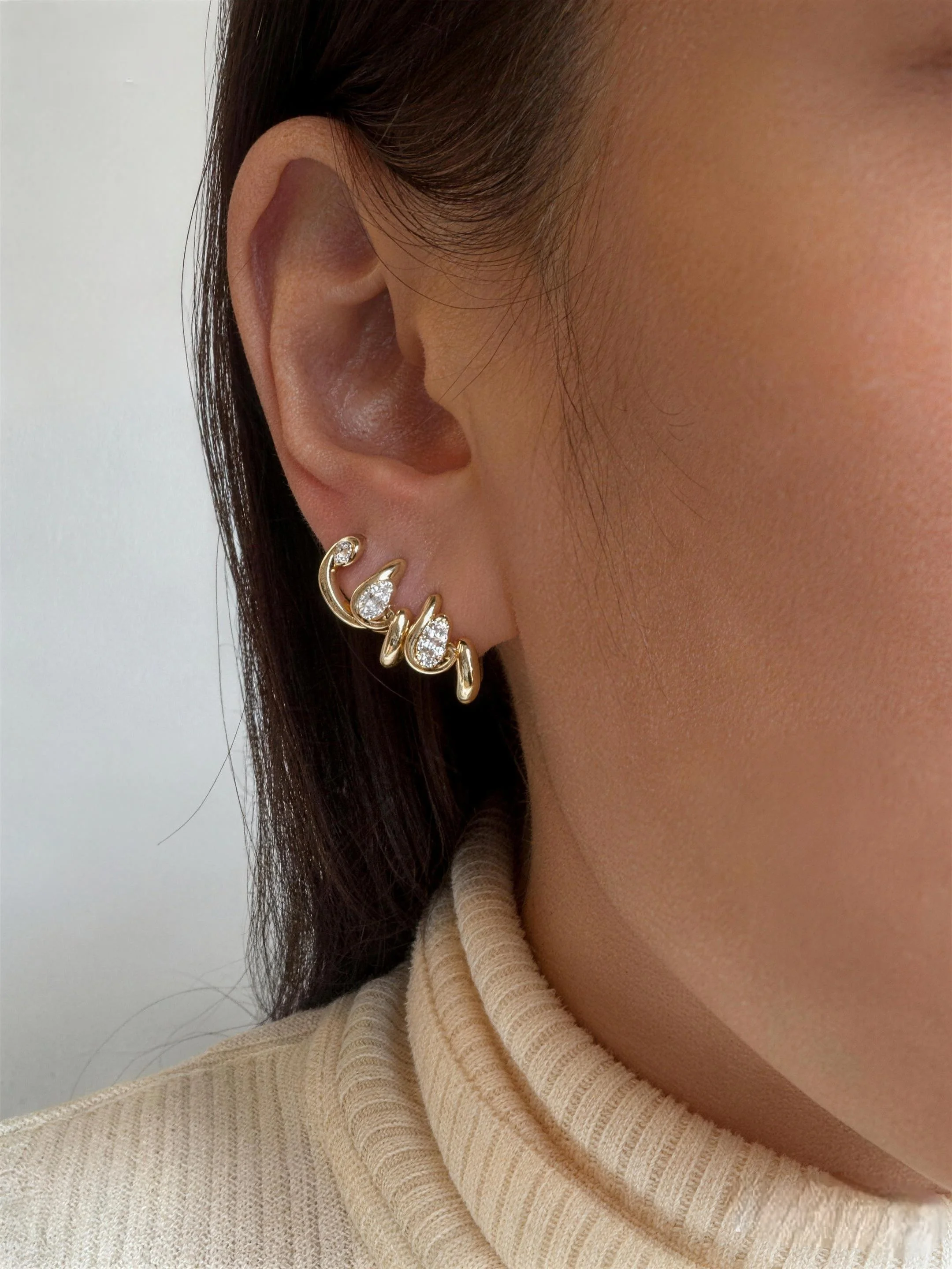 Moonmory Minimalistische Luxus-Ohrringe aus Messing mit gedrehter Birnenform für Damen, 14 Karat Gold, doppelt vergoldet, Marquise-Kontur-Tropfen-Huggie-Ohrringe – Detail 2