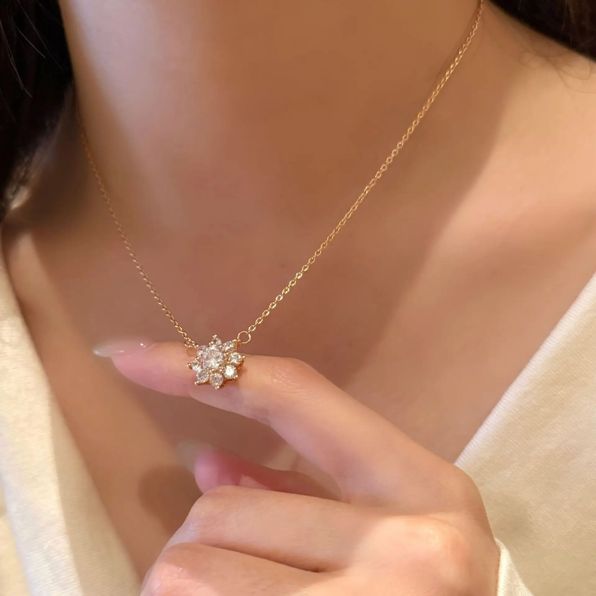 

Classic and fashionable sunflower necklace suitable for women, jewelry gift for women