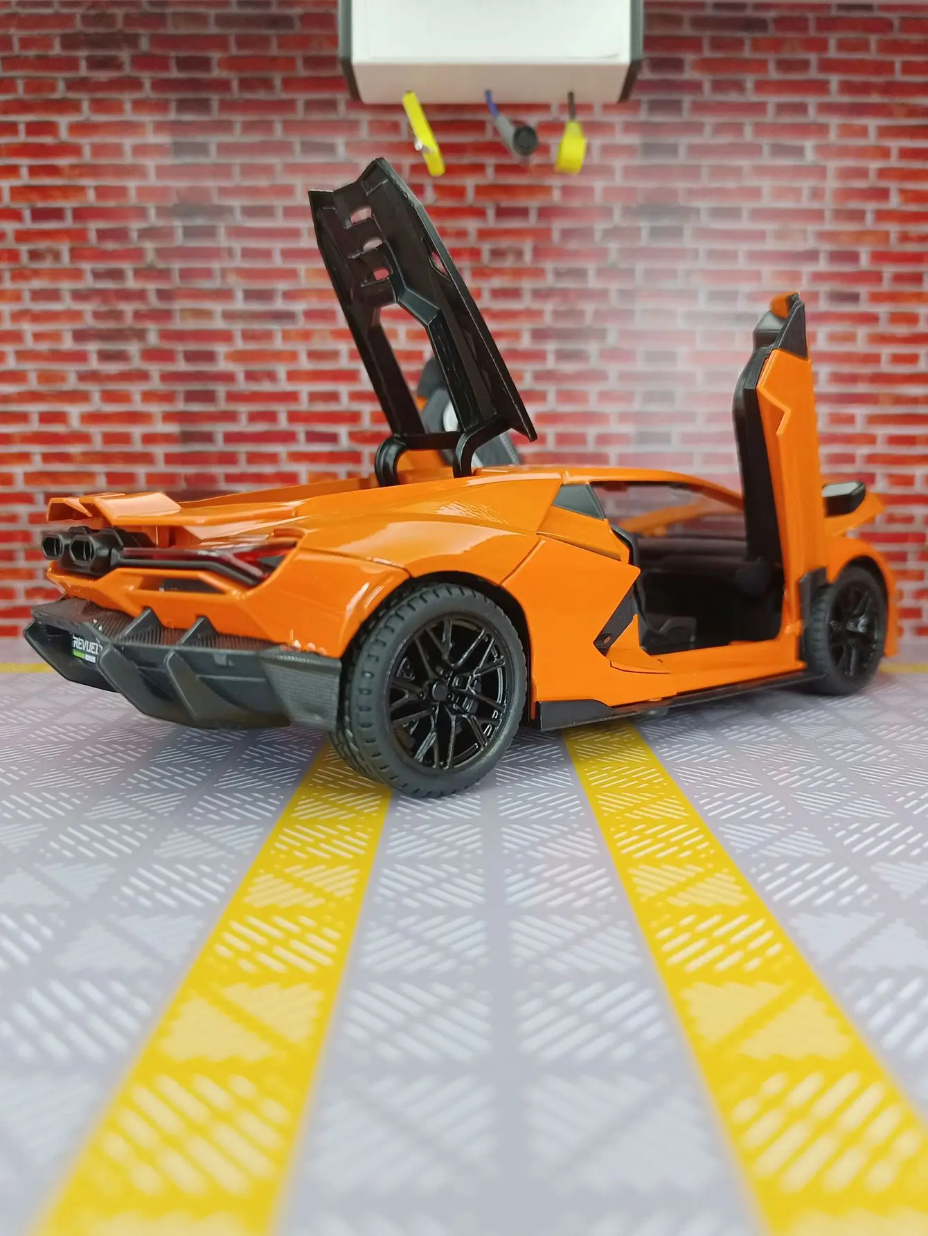 

1:24 Reventon суперкар, коллекция украшений из сплава, модель автомобиля, двери и багажник капота, может открыть автомобиль с откатной спинкой, тонкое качество изготовления