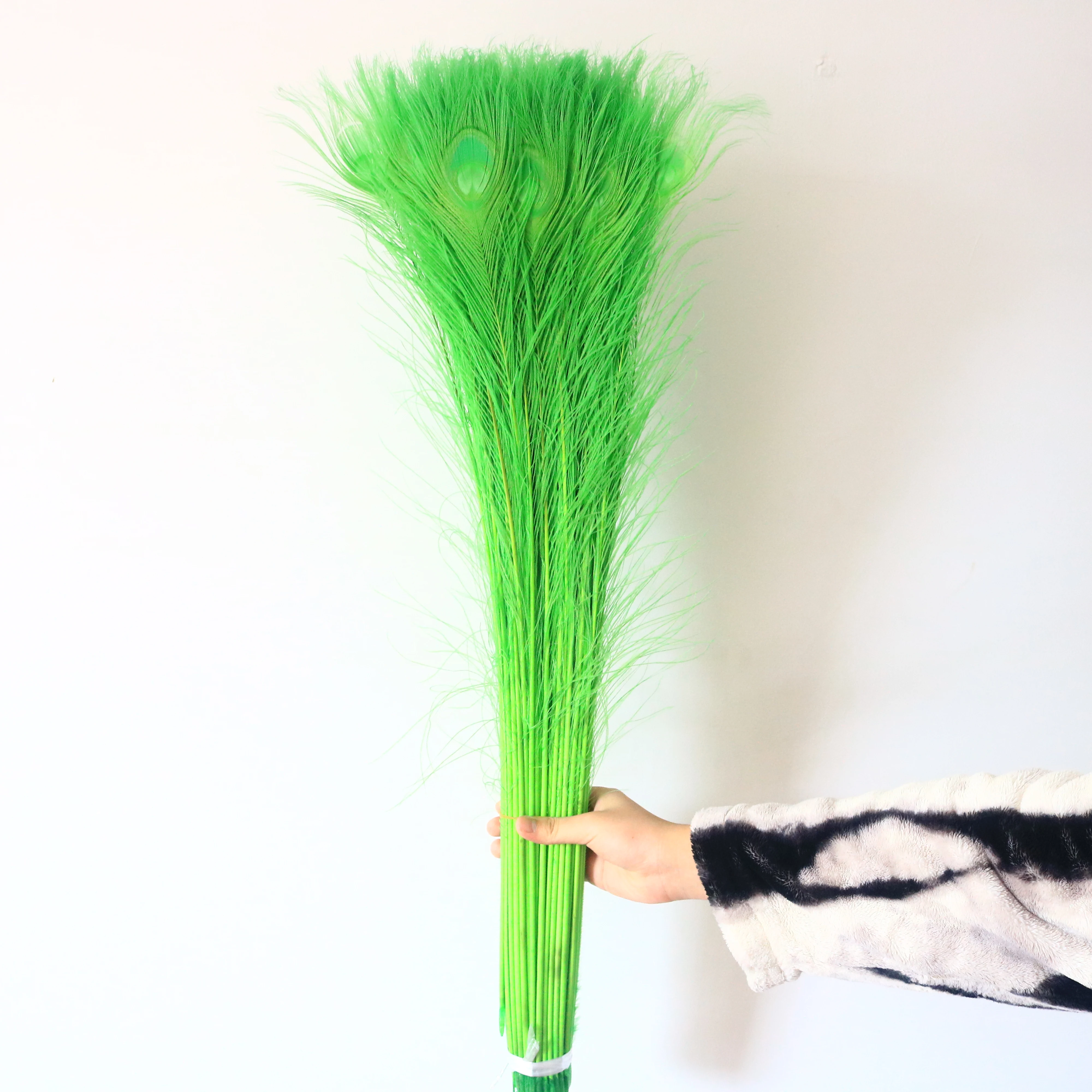 

100pcs Apple green Peacock Feathers 70-80CM 28-32inch Long Craft Decoration DIY Projects Wedding Carnival Party Supplies Plumes