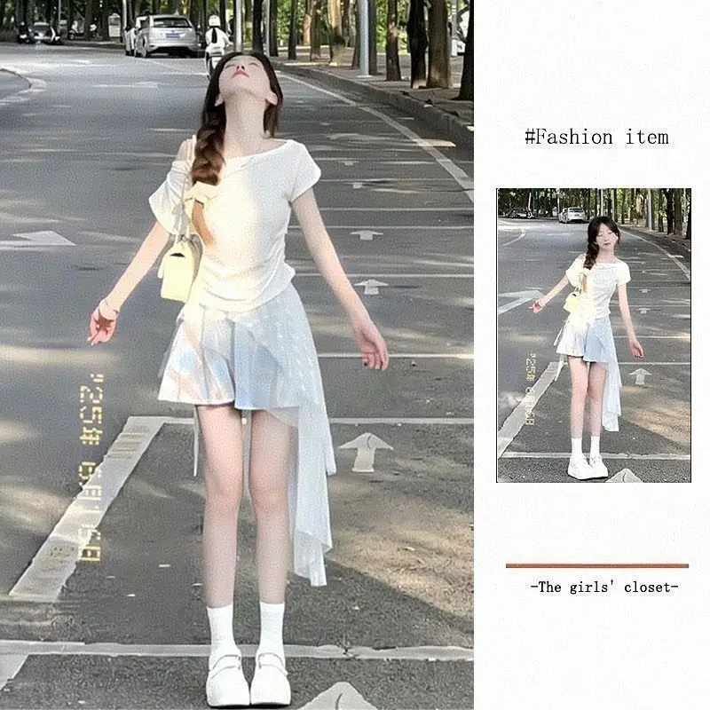 

2025 Милый белый топ с короткими рукавами и наклонными плечами + клетчатая короткая юбка Super Fairy Mesh нестандартной формы, комплект из двух предметов