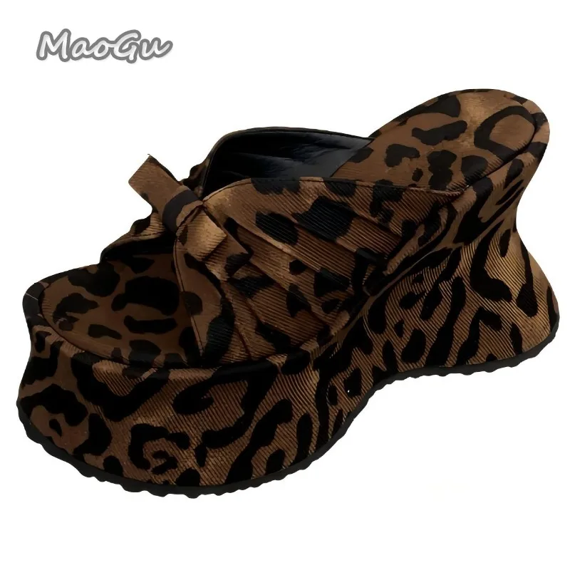 كعب النعال امرأة صنادل أرضية حزام الصيف Bowknot سلسلة أحذية مكتنزة ليوبارد عالية الكعب Zapatos De Mujer الصنادل امرأة