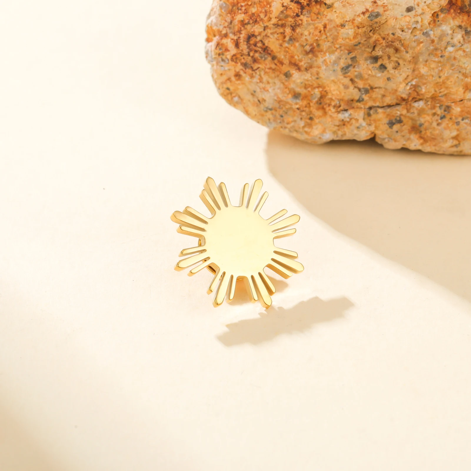 1PC Minimalist Philippine Sun Brooch Sun Explosion Symbol Badge Stainless Steel Shirt Badge Resilience Courage Jewelry Gift
