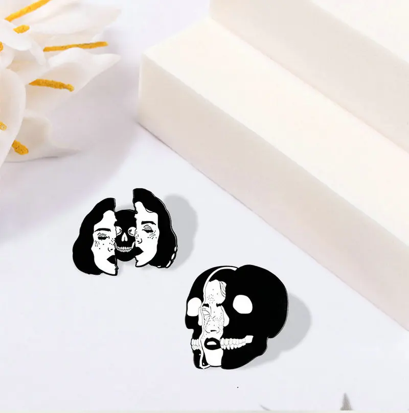 

Divided Face Enamel Pin Women Skull Face Brooches Backpack Clothes Lapel Pin Dark Badge Punk Jewelry Gift for Friends