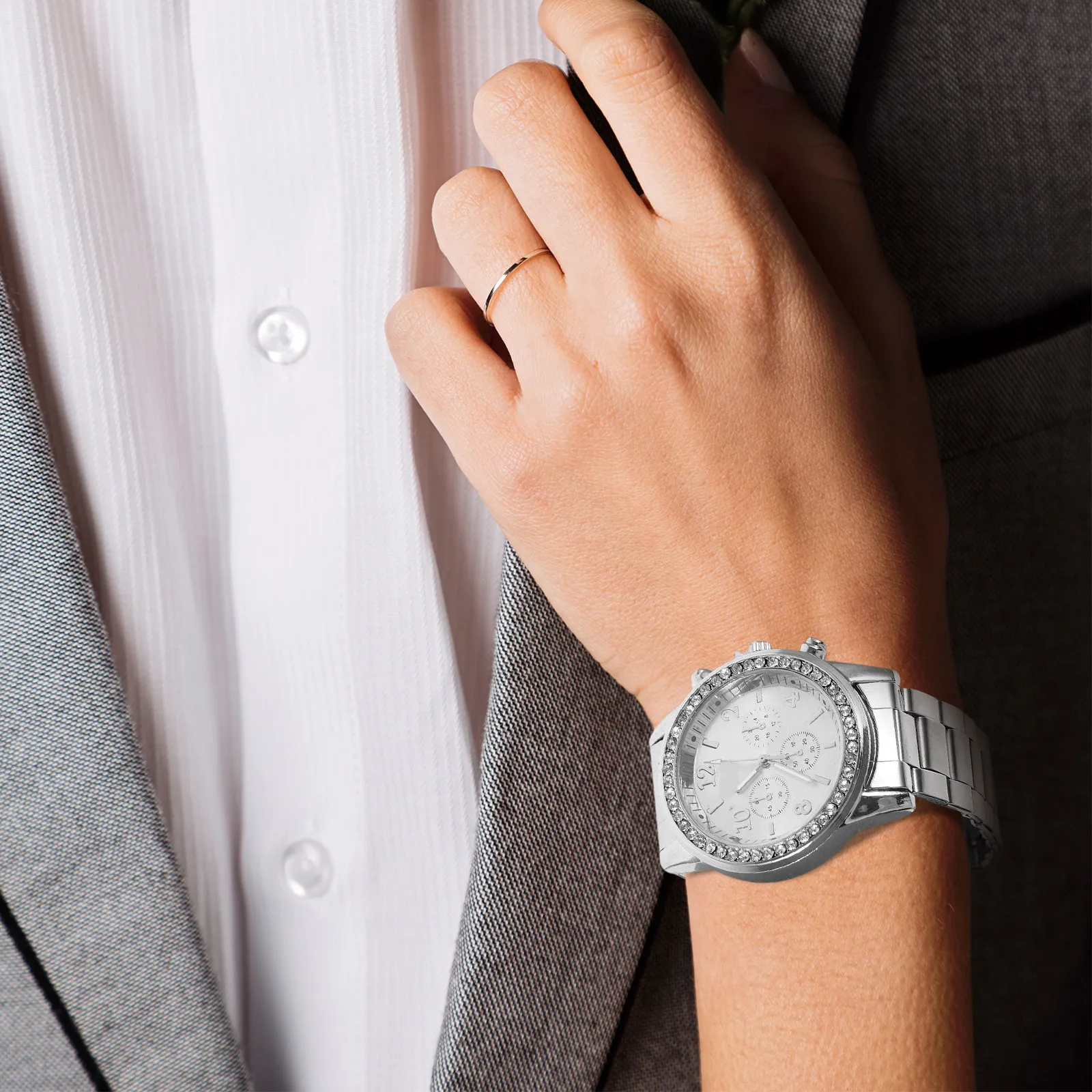 

Элегантные женские часы с бриллиантовым паве и блестящим серебряным ремешком, точный кварцевый механизм, удобные для вечеринок и свадеб