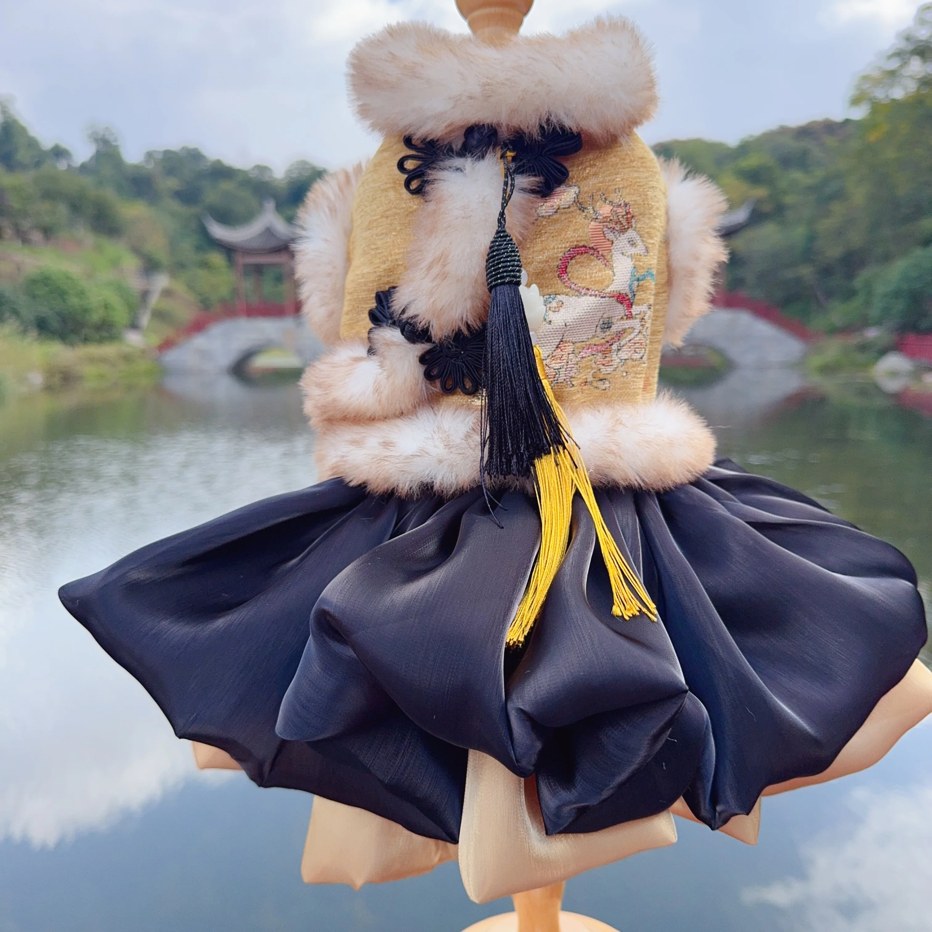 

Роскошная черная золотая одежда для собак, осенне-зимнее плотное плюшевое пальто с принтом лося, платья для маленьких и средних собак, комбинезон для щенков, пудель