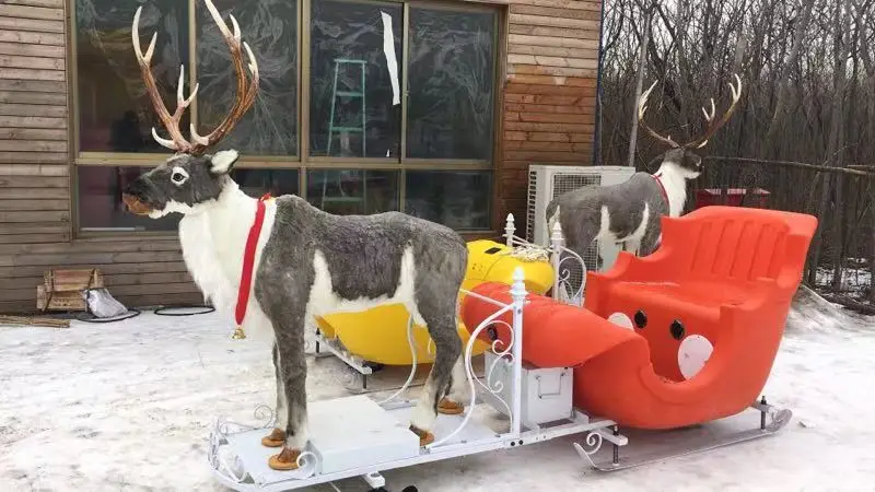 얼음 위에서 썰매를 끄는 크리스마스 무스