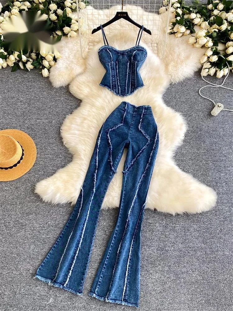 

Комплекты из денима в стиле Y2K: сексуальные топы с необработанным краем и рваные расклешенные брюки. Летний модный образ для дерзких девушек. Праздничный комплект из 2 предметов.