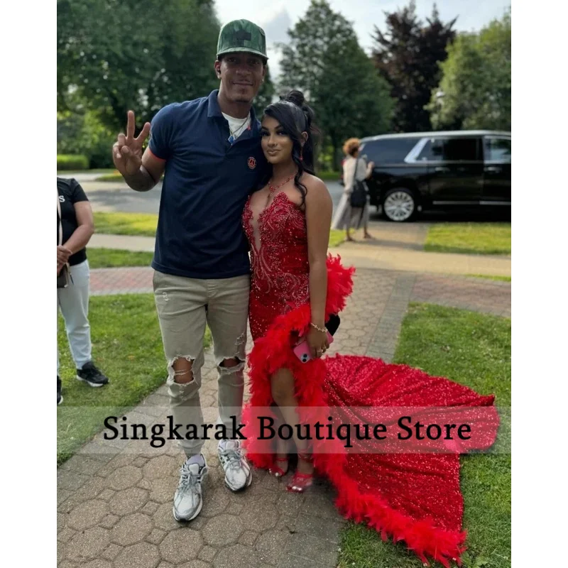 Maßgeschneidertes sexy schwarzes Mädchen-Pailletten-rotes Abendkleid mit Federn und Kristallperlen, hoher Schlitz, afrikanisches Party-Aso-Ebi-Kleid