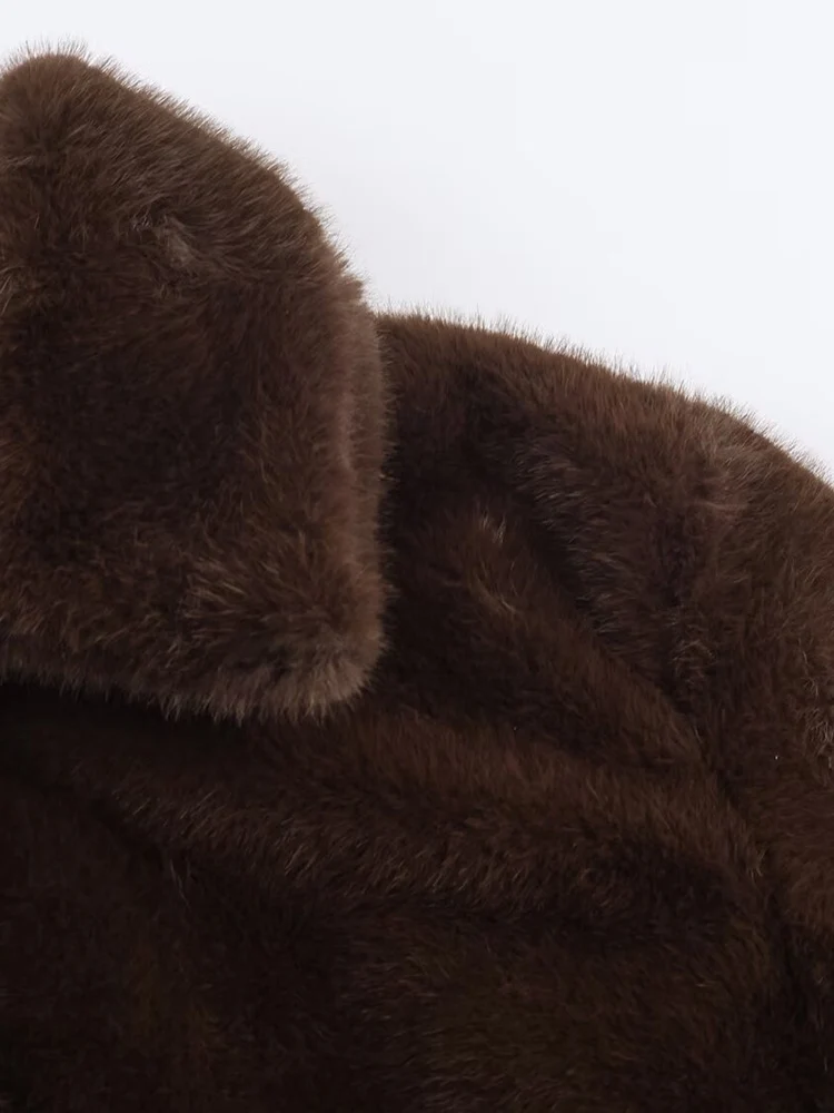 Style européen nouvelle mode féminine polyvalente et élégante couleur unie revers à manches longues manteau effet fausse fourrure.