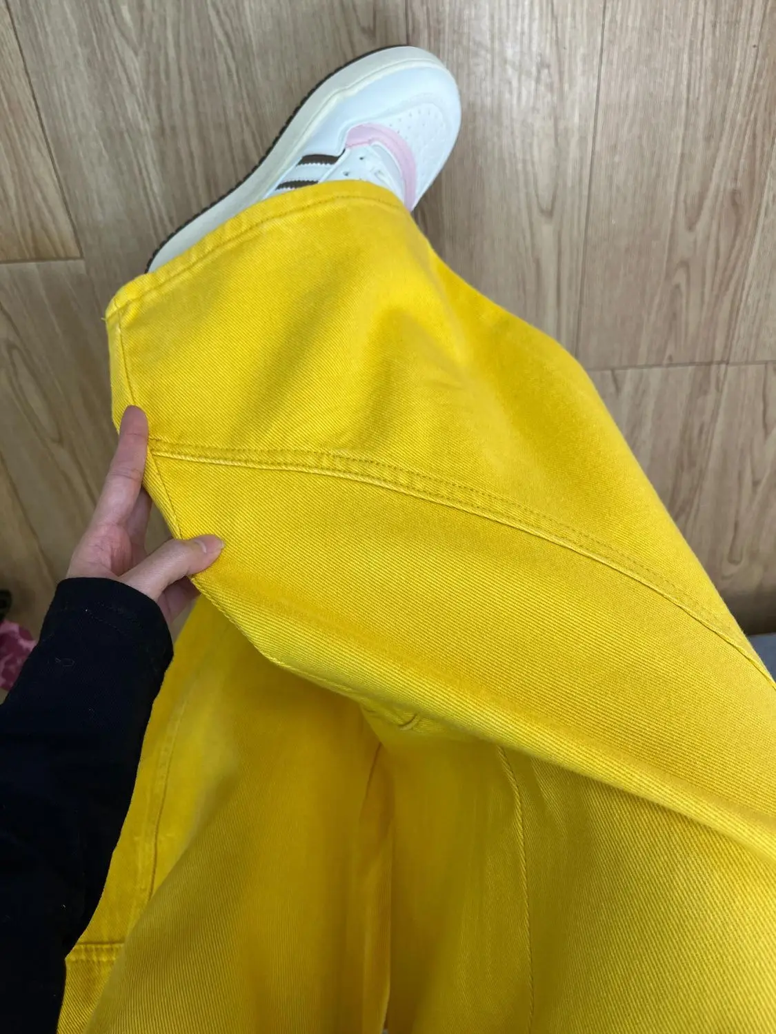 Gele jeans met wijde pijpen voor kinderen, losse en luie stijl broek met rechte pijpen, zakken en vloerlengte broek