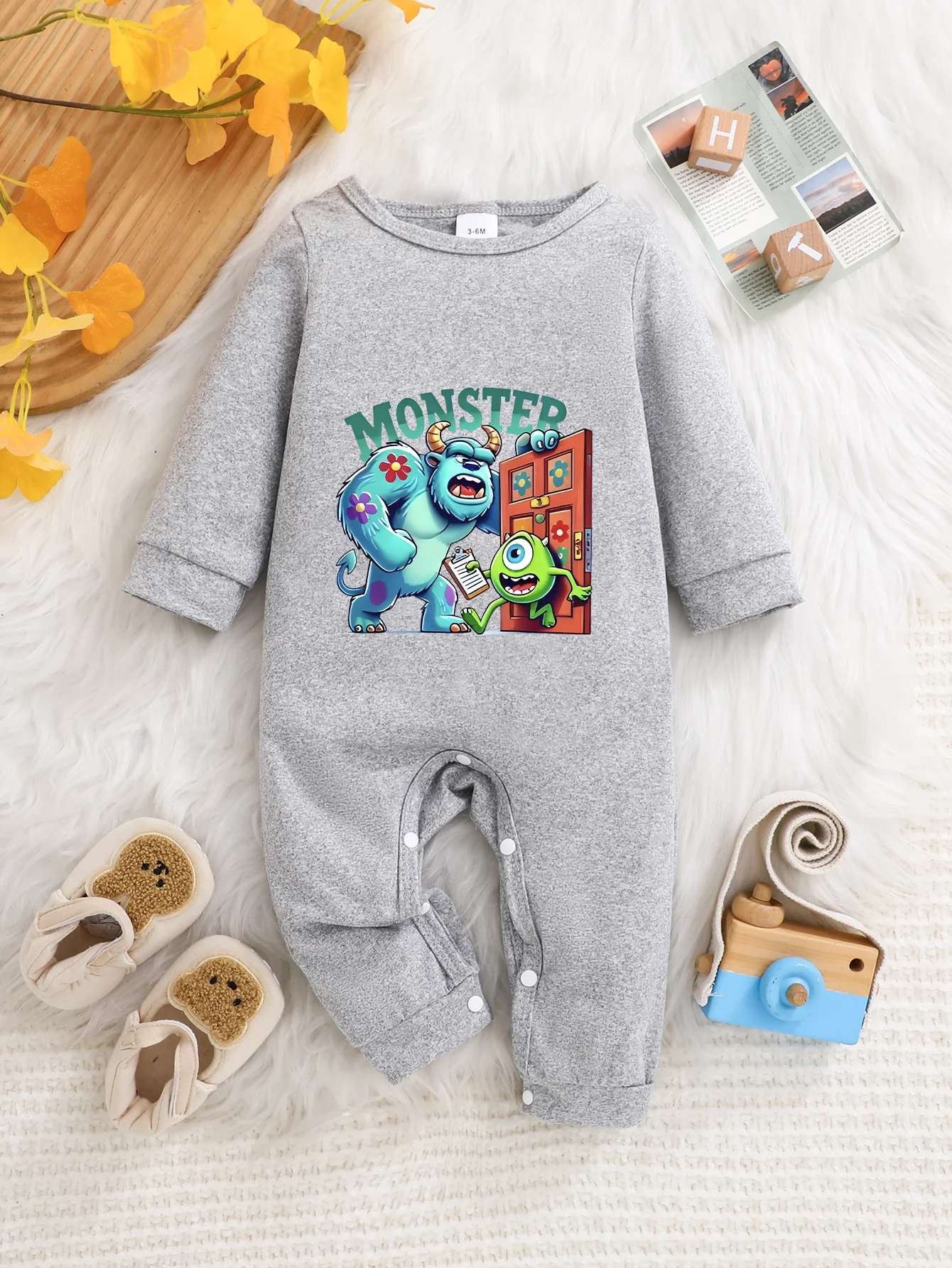 【Con licencia oficial】 Disney Monsters Inc. Mameluco de manga larga para bebé | Tela suave y agradable para la piel con "MONSTER" Sulley & Mike Prin