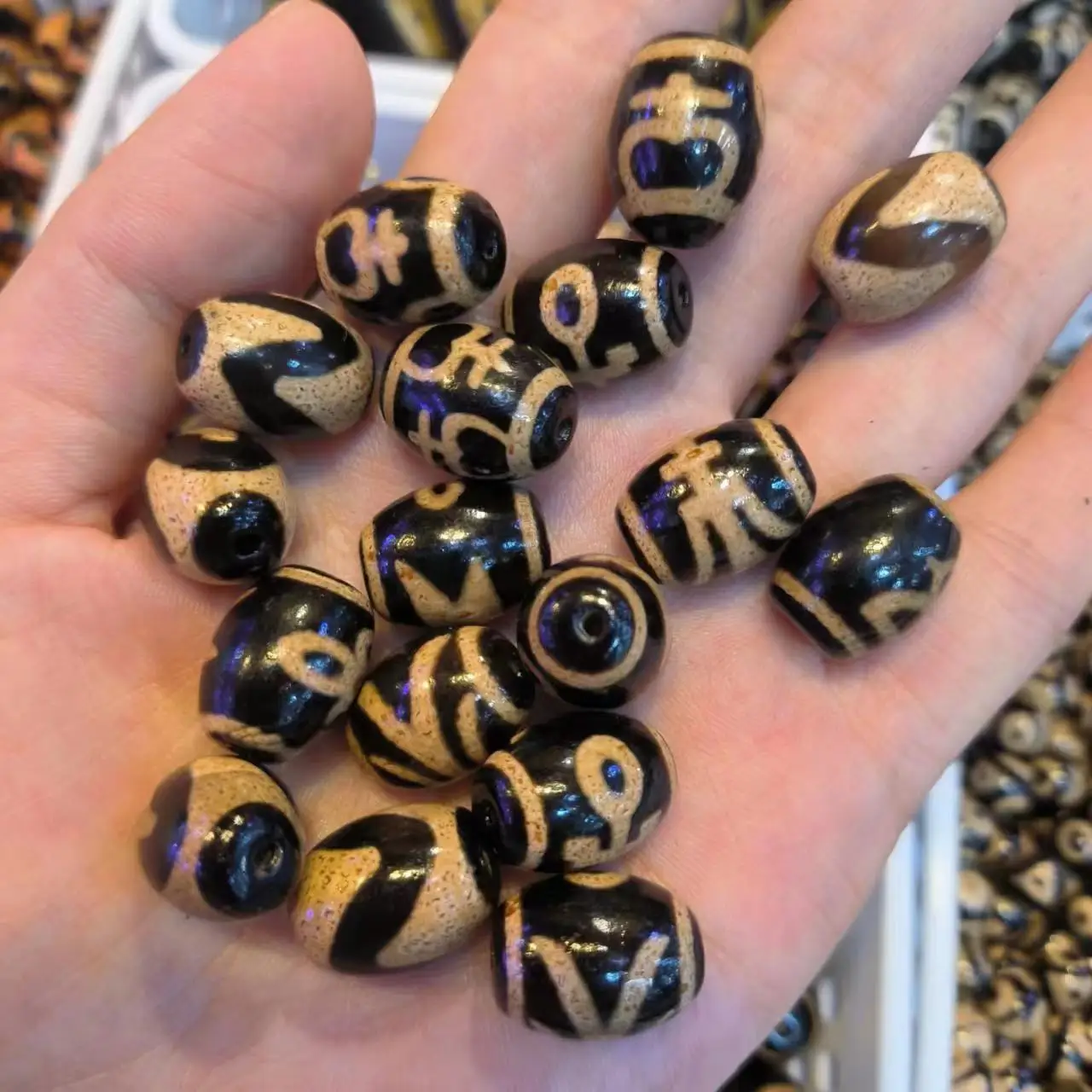 

50pcs/lot natural old agate dzi wholesale black yellow vintage craft bracelet necklace earrings Various patterns accessories gem