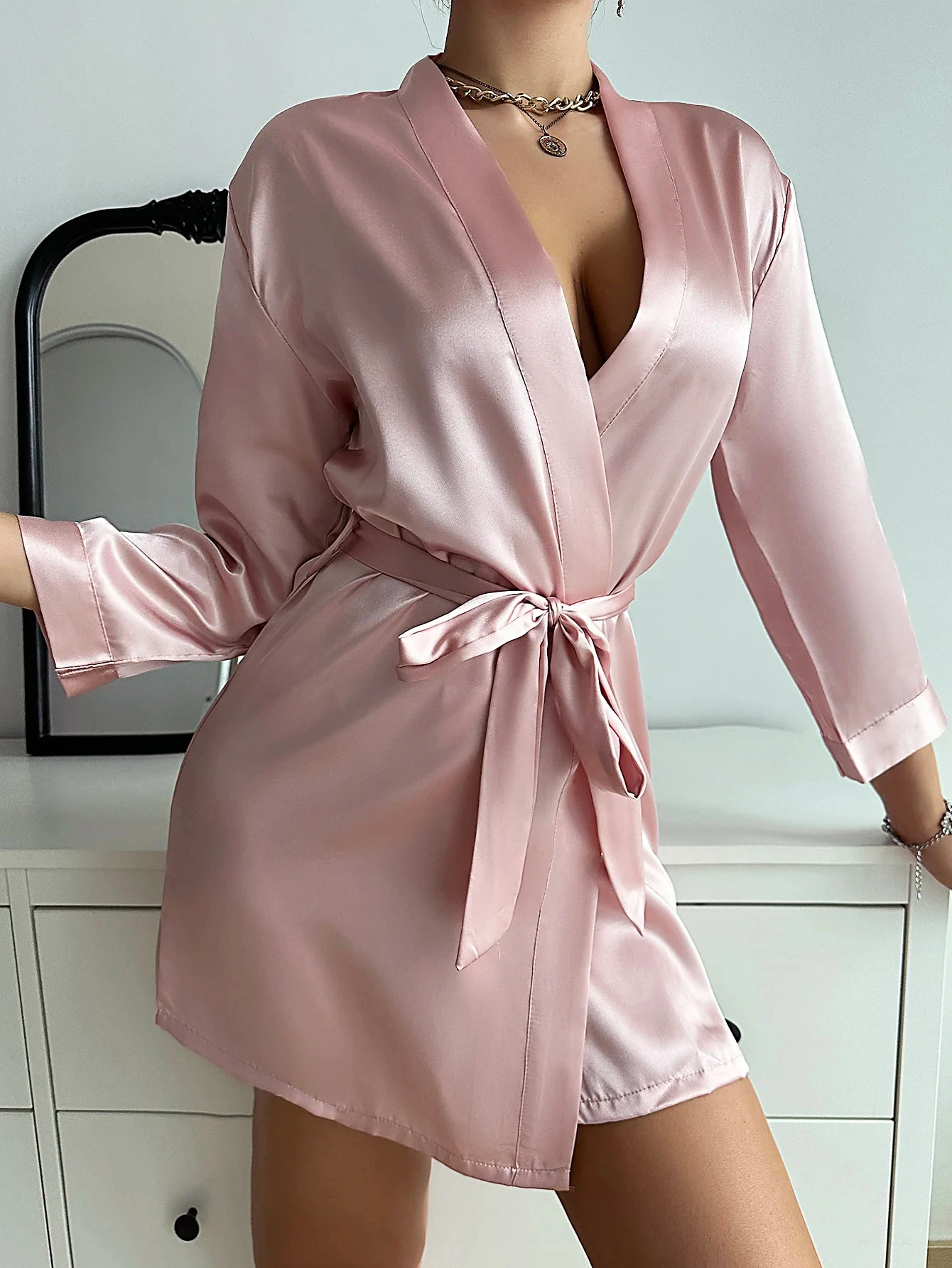 Sexy Robe de seda com decote em v feminino com cinto, quimono curto de cetim, roupão Pijamas, dama de honra