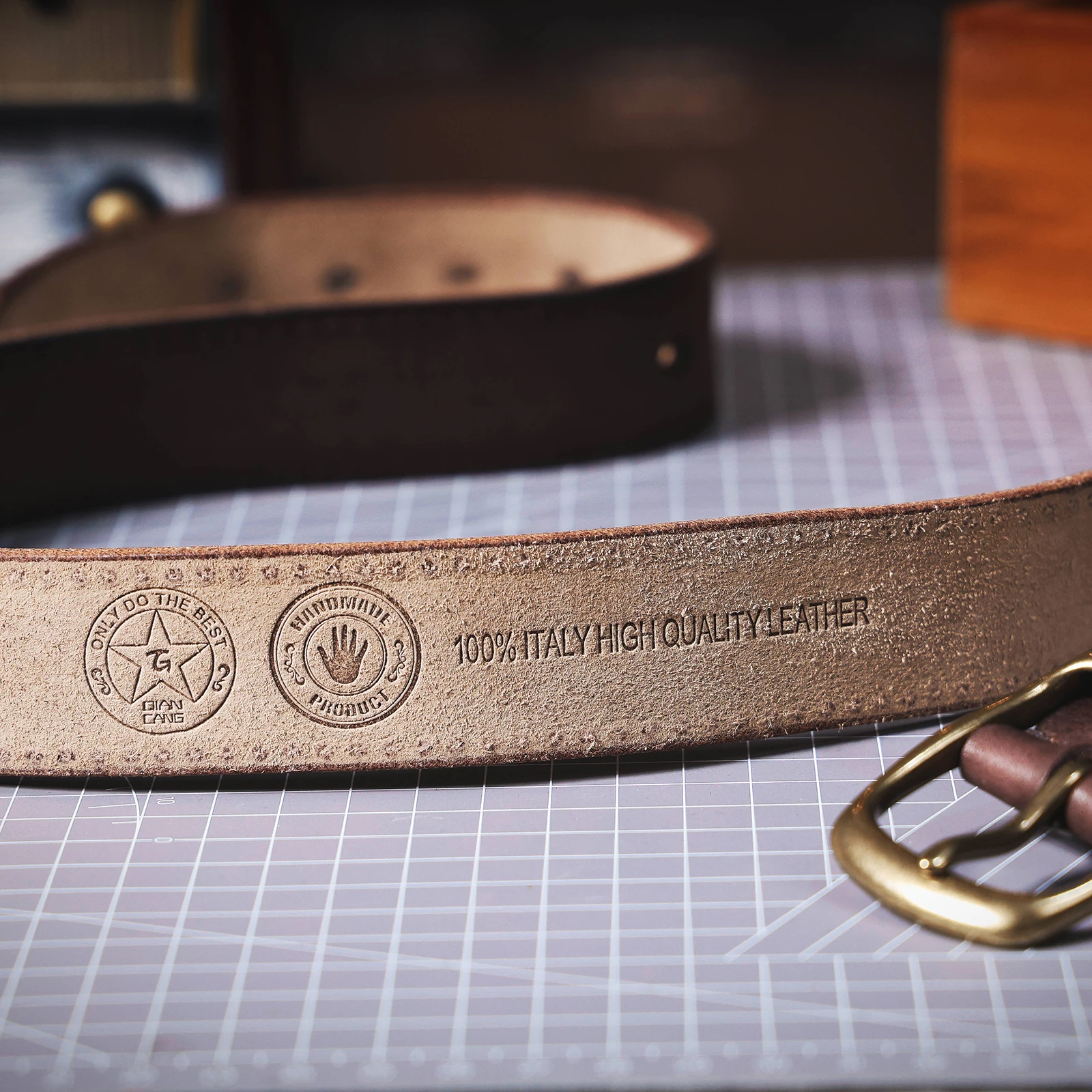 S.WORKER Vintage-Herren-Gürtel aus echtem Leder, Vollnarbenleder, lässiger, klassischer Jeansgürtel mit Messing-Dornschließe, Geschenkbox – Detail 13