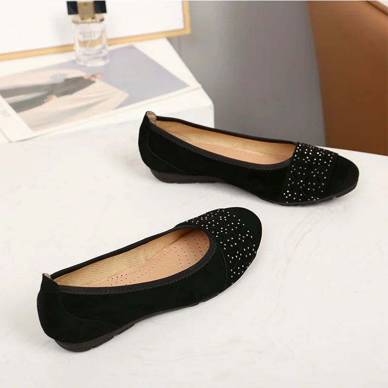 أحذية نسائية ألمانية مصممة من جلد الضأن سهلة الارتداء للربيع بكعب منخفض مبطنة بالهواء بجزء سفلي ناعم مريح حذاء فردي للأم الماسية