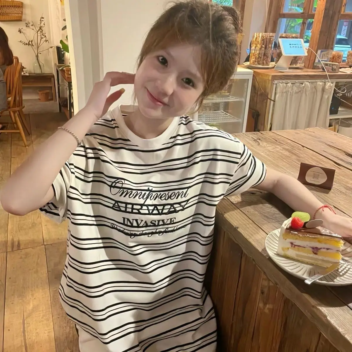 

Retro Embroidered Short-sleeved T-shirt Women's Summer New Black and White Striped Contrasting Color Half-sleeved Top Trendy Ins
