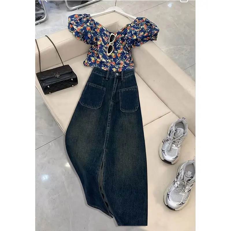 

Комплект для женщин больших размеров: летний новый комплект из топа с цветочным принтом и джинсовой юбки, стройнящий силуэт, для фигуры типа «груша»