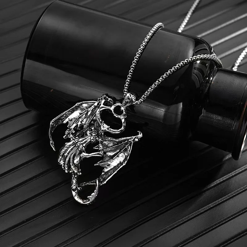 Popular in Europe and the United States, the double-wing judgment dragon pendant necklace pendant