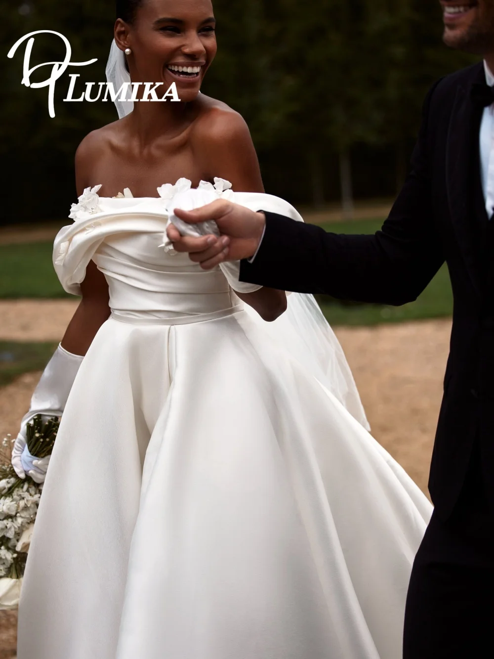 

Romantic Satin Wedding Dress Elegant Off-Shoulder Bridal Gown Sexy 3D Flower Applique Floor-Length Customized