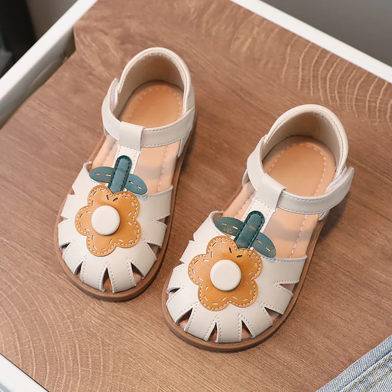 

Girls' Sandals 2026 Summer New Leather Soft Bottom Flower Hollow Roman Sandals Versatile Fashion Breathable Beach Baby Shoes
