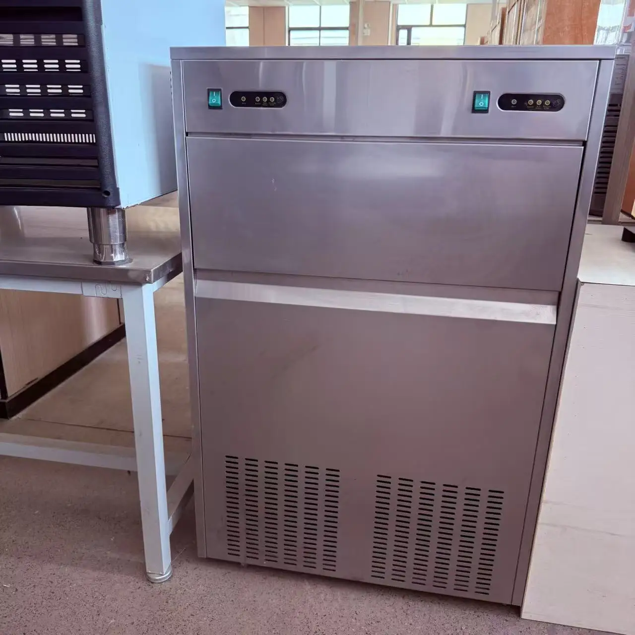 Commercial Automatic Bullet Shape Ice Maker Making Machine for Drinking