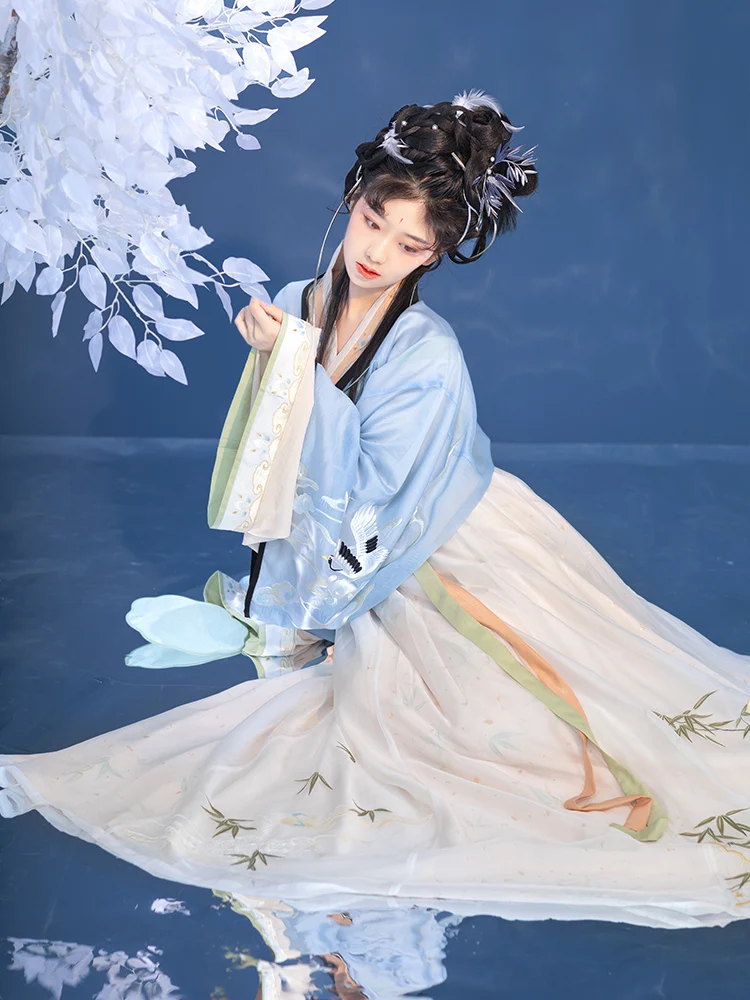 

Классический костюм Ханьфу Hua Zhao Ji: топ с вышитым вручную воротником и юбка с золотыми узорами в стиле династий Цзинь и Тунчжоу.