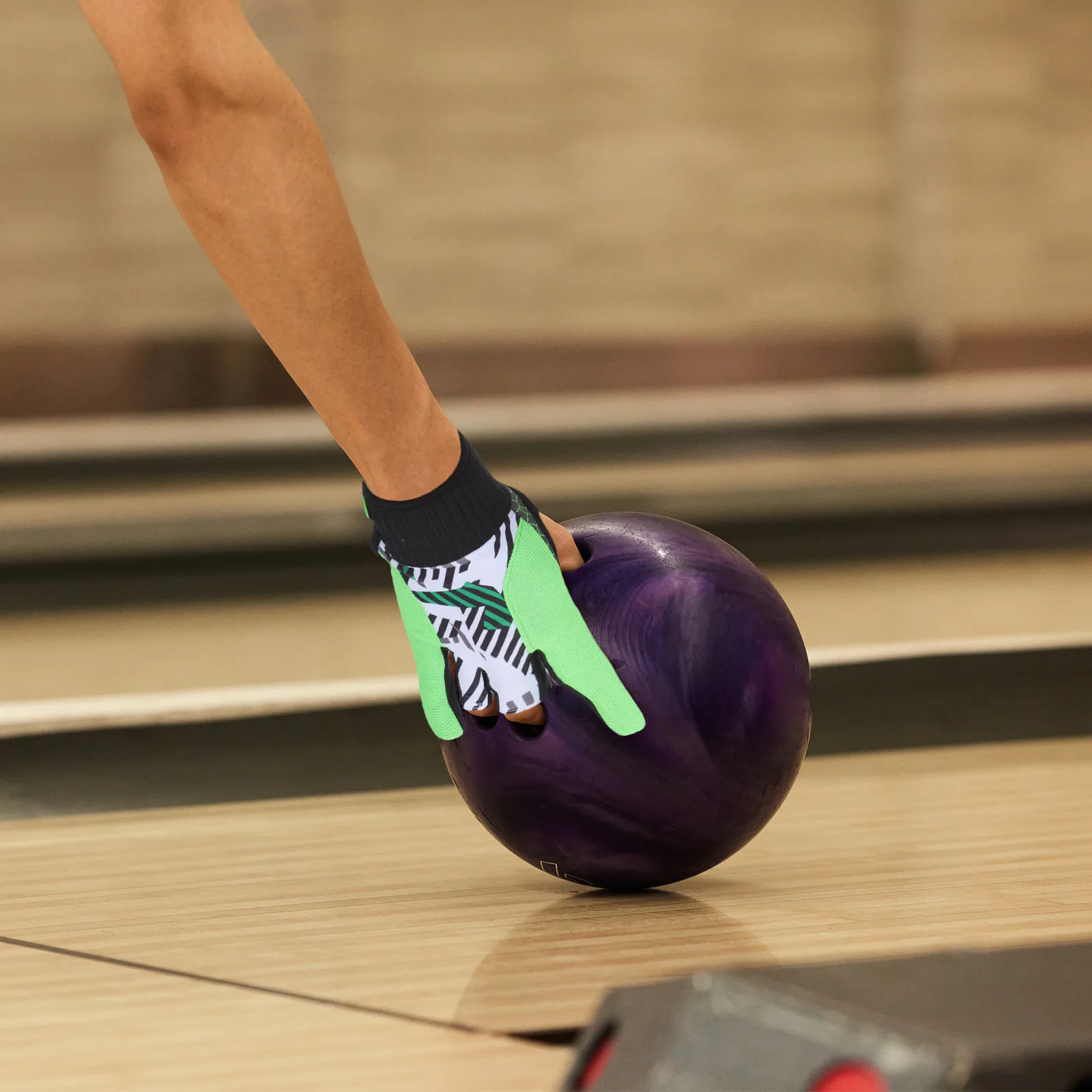 

1Pair Fingerless Bowling Gloves Professional Wrist Support Adjustable Self-Adhesive Anti-Skid Silicone Pattern Breathable Sports