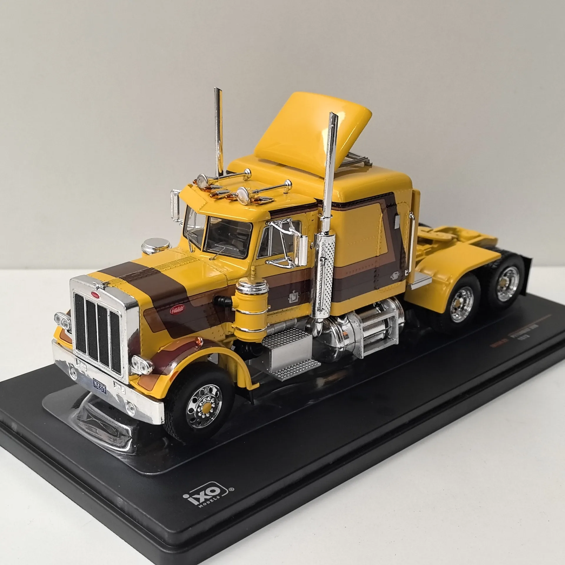 

Box Cracked Diecast IXO 1:43 Scale PETERBILT 359 1973 Peterbilt Truck Tractor Alloy Car Model Collectible Toy Gift Souvenir
