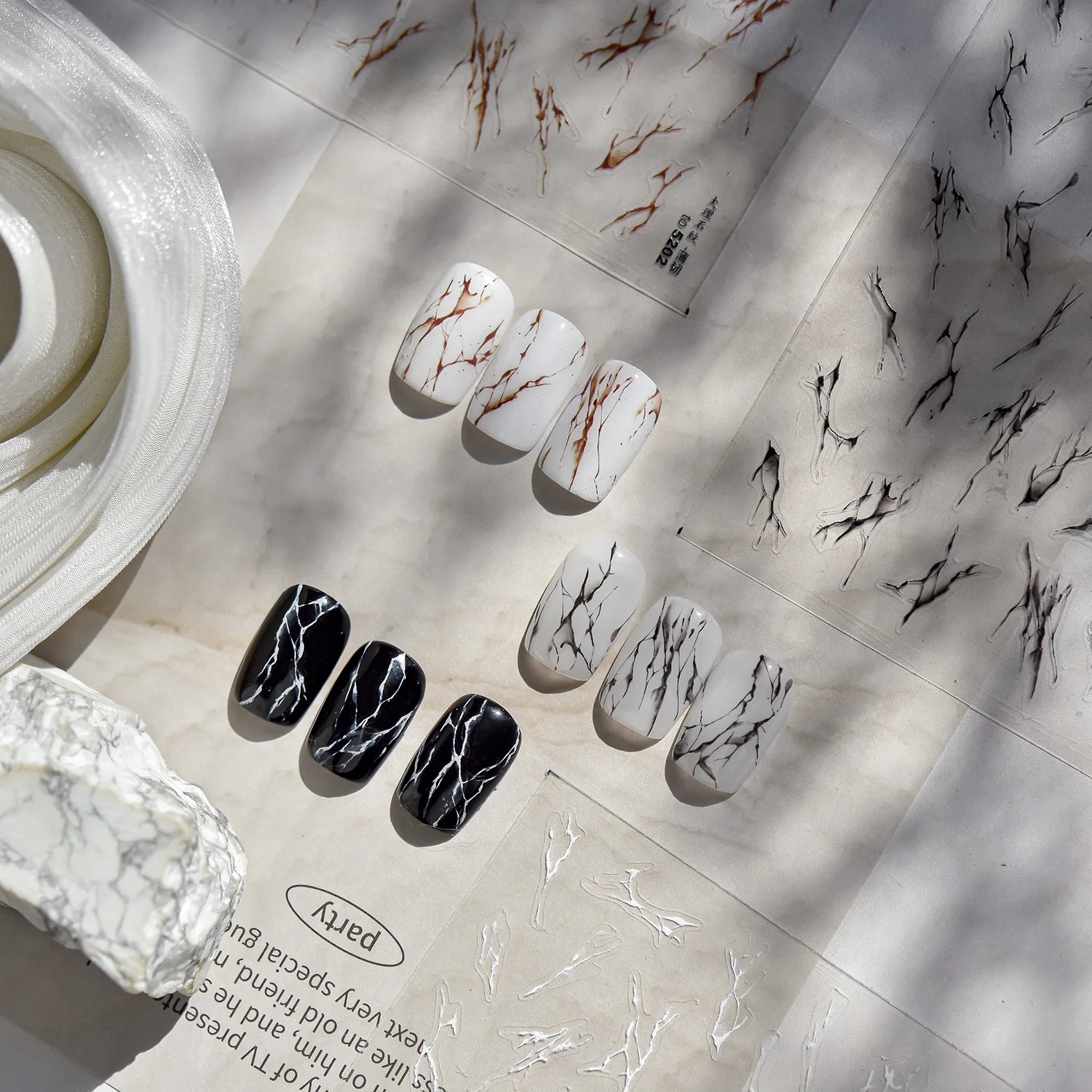 Schwarz-weiße Nagelaufkleber, hochwertiges Gold und Silber, unregelmäßige Marmorstruktur, Design-Aufkleber, Nagelkunst-Dekoration, T-5202