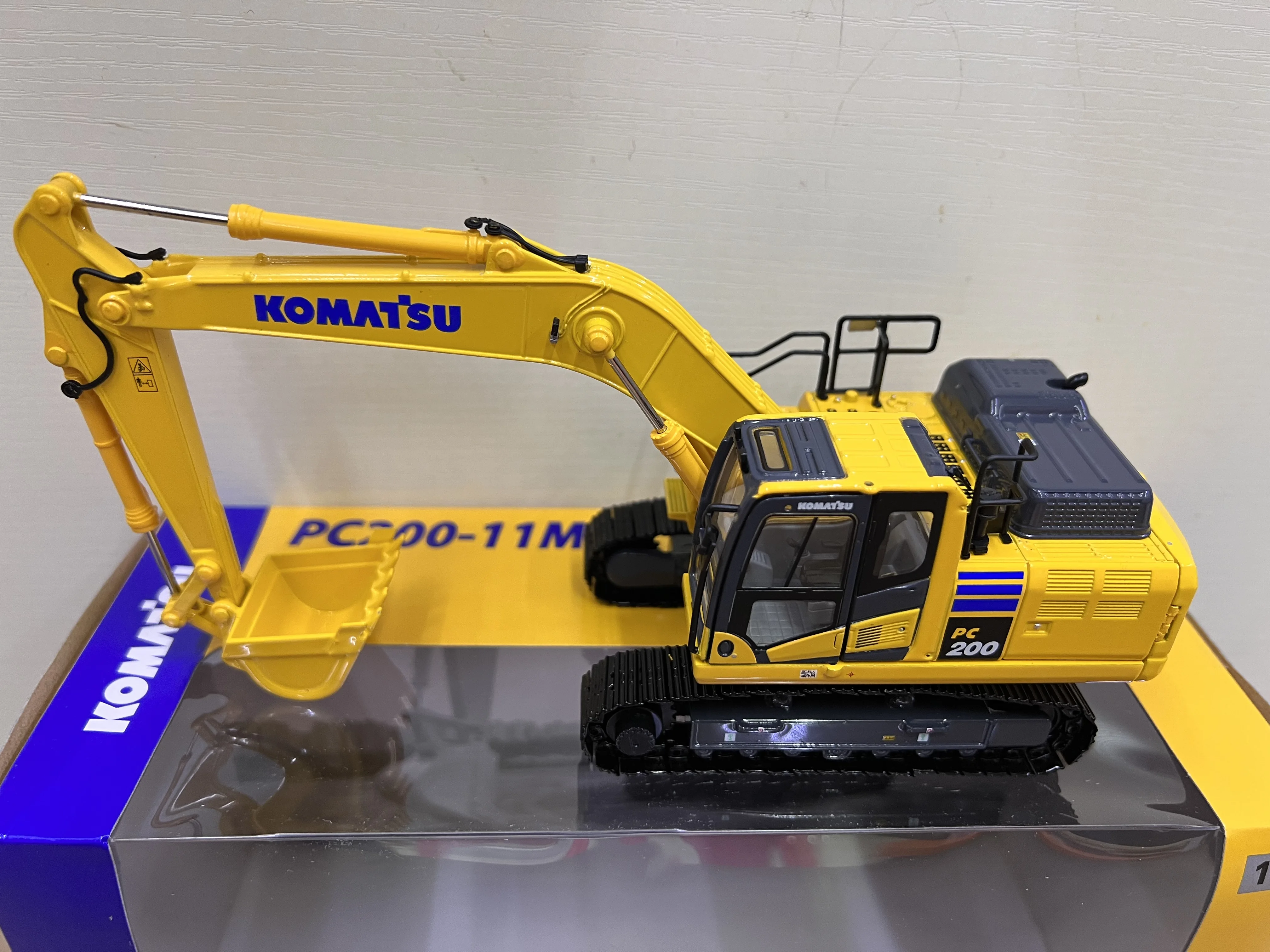 

Collectible Diecast Model Gift 1:43 Komatsu PC200-11M0 Hydraulic Excavator with Metal Track Construction Vehicle Alloy Model Toy