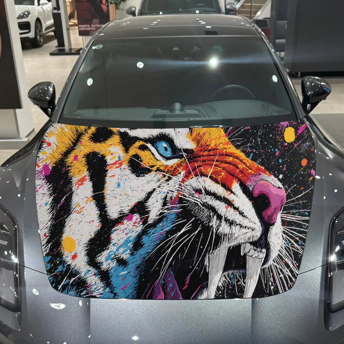 Envoltórios coloridos do capô do carro do pvc da cena urbana da dominância do tigre, adesivo impermeável autoadesivo da decalque do capô do carro, proteção da decoração do carro