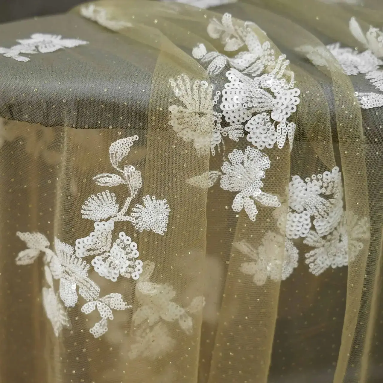 

Высококачественная кружевная ткань для свадебного платья, вышитая блестками листьями и цветочным тюлем, модная дизайнерская ткань на метр.