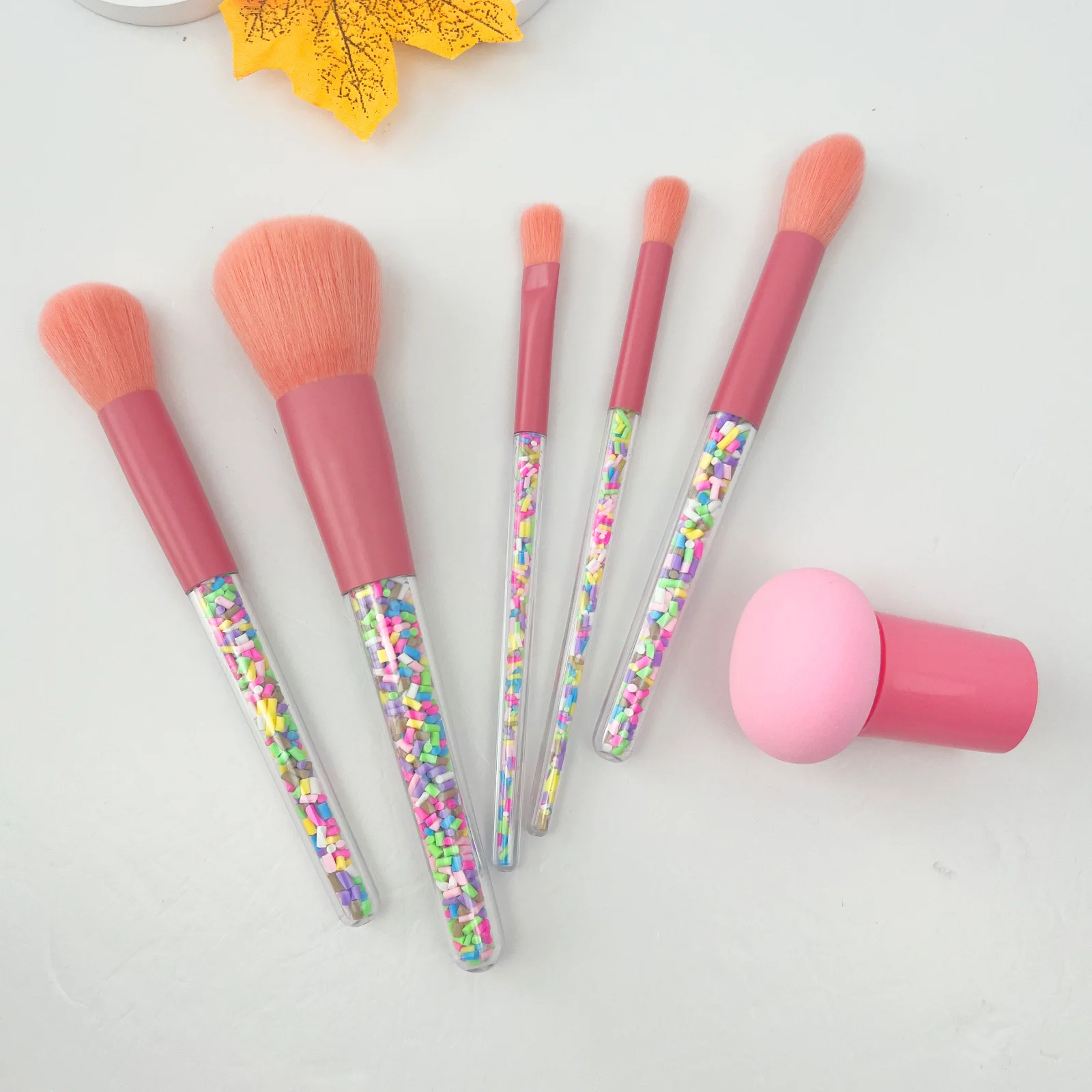 5PCS Stylish and Cute Candy-Colored Makeup Brush Set with Bonus Mushroom Head Sponge Make You the Center of Attention!