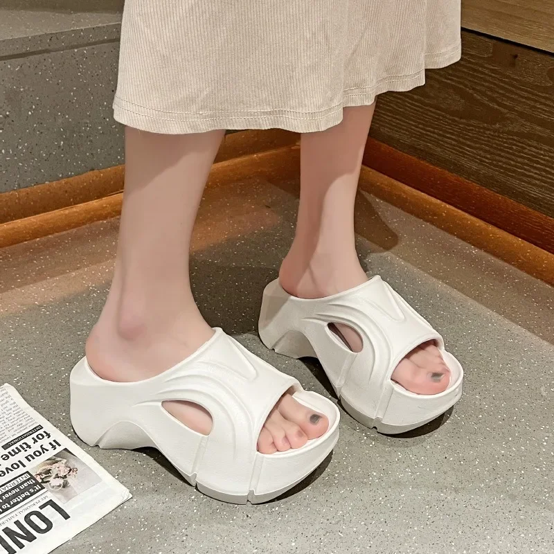 Sommer neue Außenhandels-Hauskleidung 7 cm dicke Sohlen-Hausschuhe einfarbige Ein-Wort-Sandalen mit hohen Absätzen