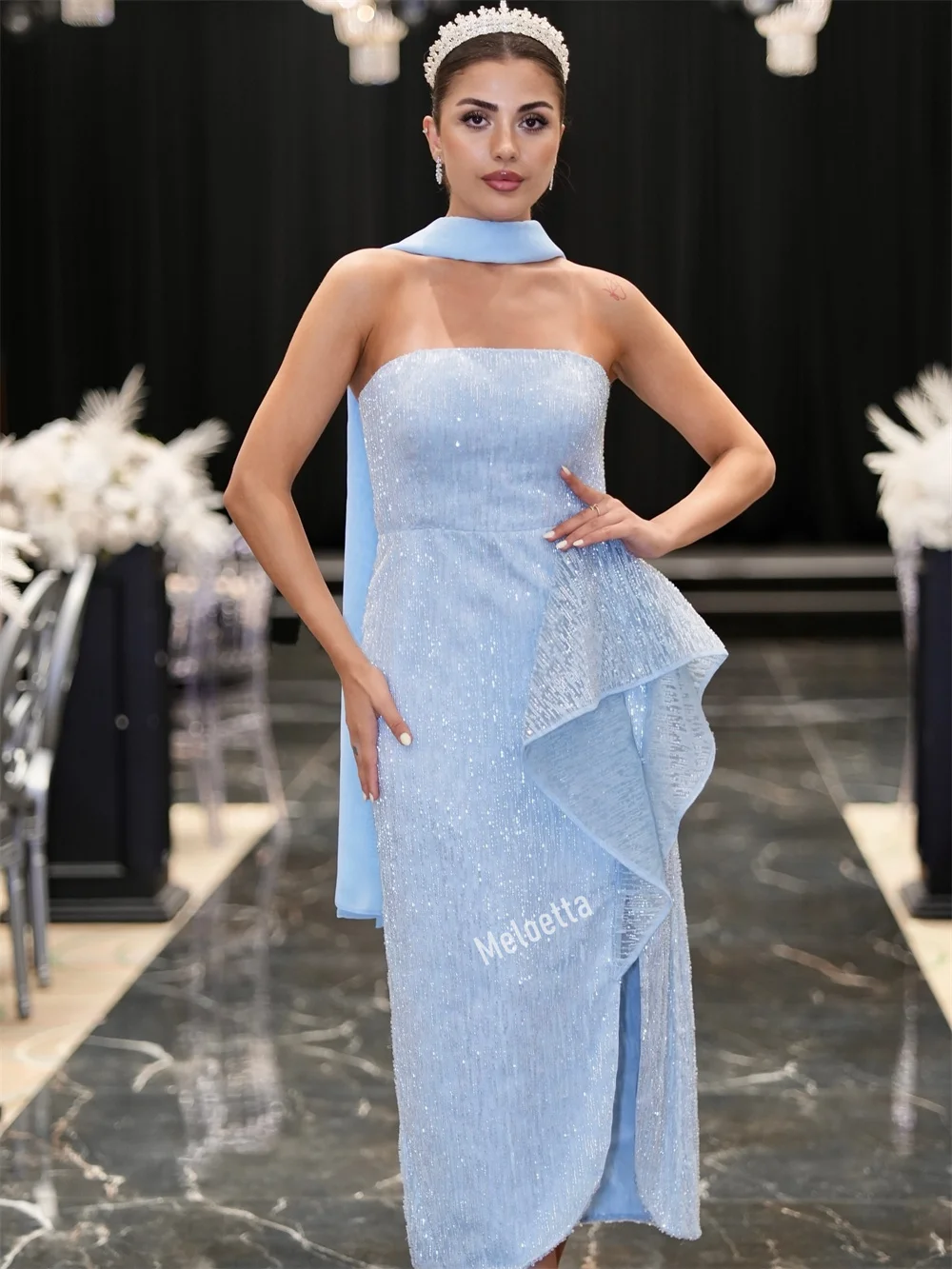 Maßgeschneidertes, hochwertiges, luxuriöses, trägerloses Abendkleid, gerade Midi-Kleider, maßgeschneiderter Anlass, Frau, elegante Party, Hochzeit