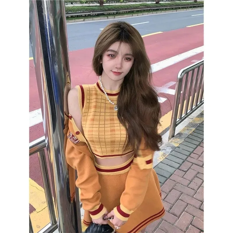 Słodki kamizelka z dzianiny, modny, spódnica wiązana, trzyczęściowy, komplet damski koreański College w kratę, miękki, delikatny, wąski jesienny