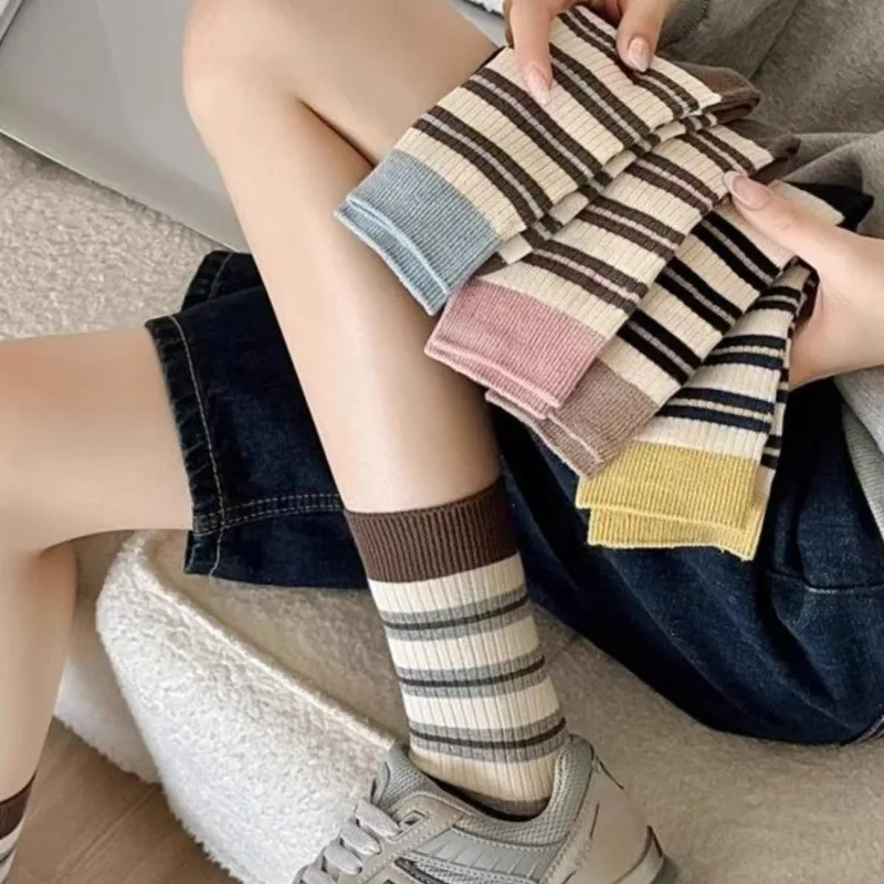5 Paar kontrastierende, gestreifte Damen-Socken ohne Knochen für Frühling und Sommer, trendige und vielseitige Retro-Florsocken für Damen
