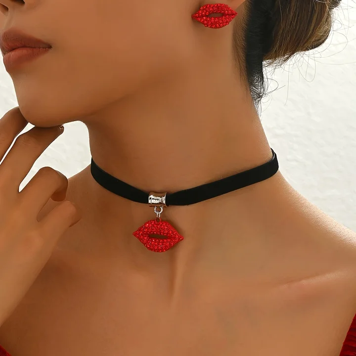

2pcs Set Creative Sexy 3D Sparkling Red Lip Pendant Black Velvet Necklace Elegant Blingbling Simple Large Ear Studs Jewelry Set